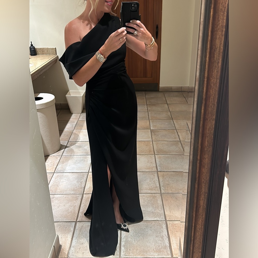 Elliatt Isadora Black One-Shoulder Gown - Picture 6 of 6